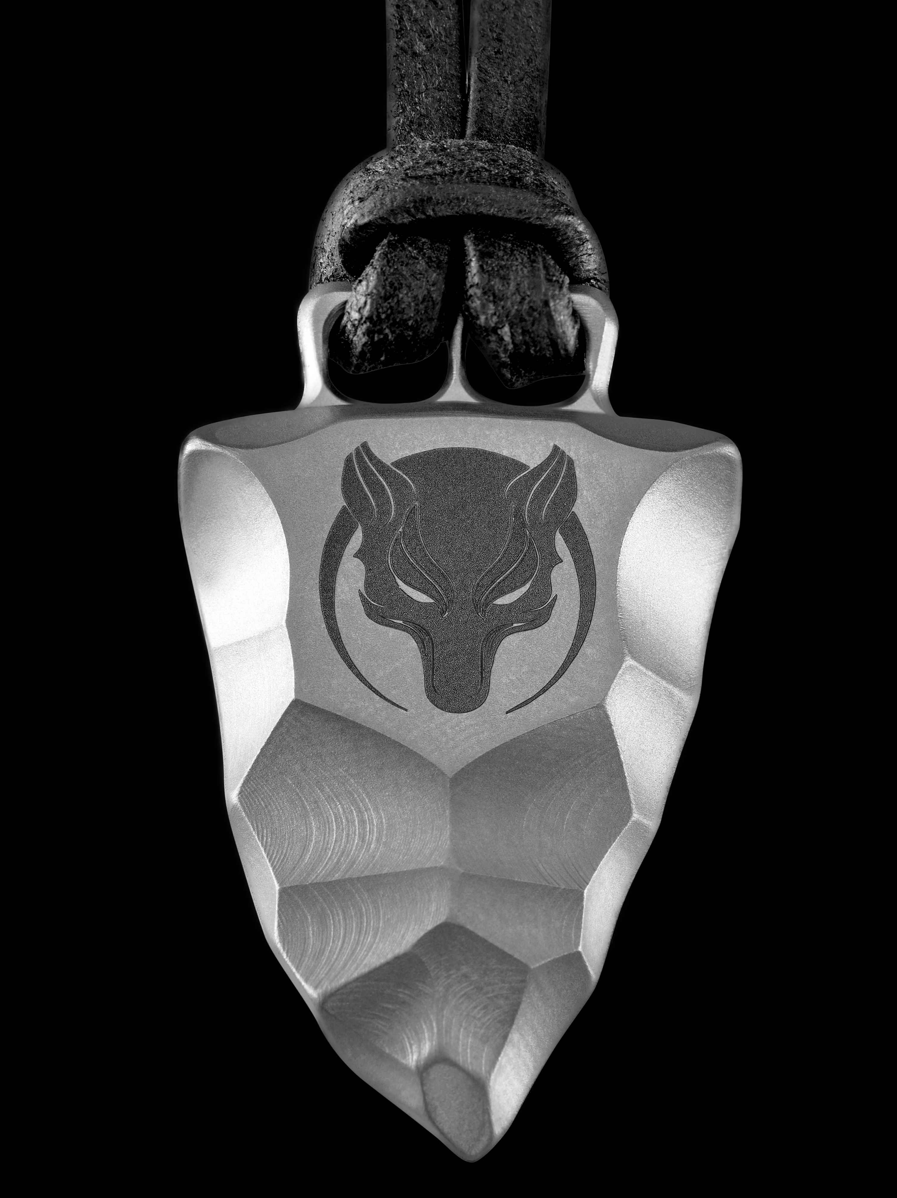 Faustkeil Titan Anhänger mit Wolf Design von Element of Gods