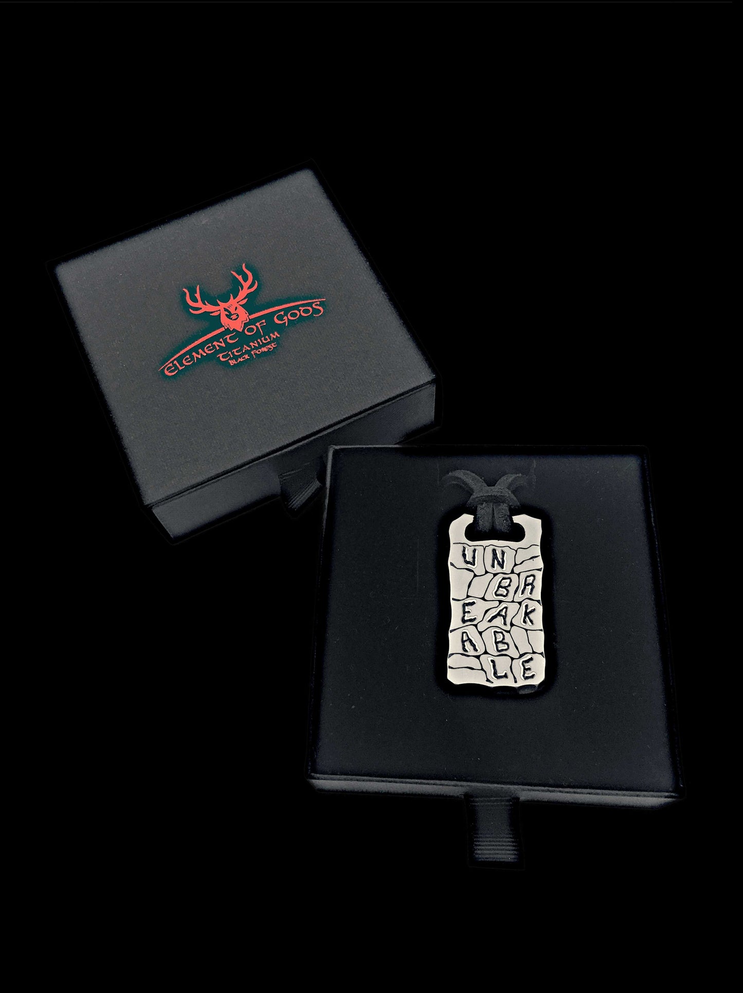 Titan Anhänger Monument Plate mit Steinmauer Design in einem Etui